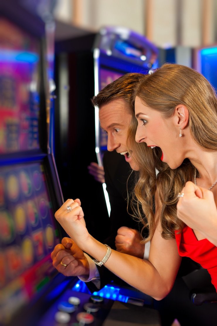 Monopoly Live studio dengan roda putar dan host profesional
